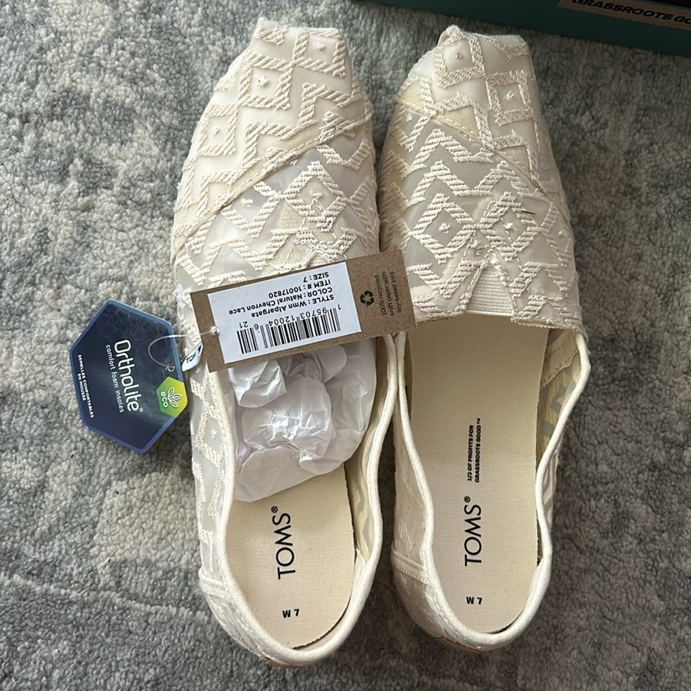 Brand new Women’s Toms slip on - Picture 3 of 3